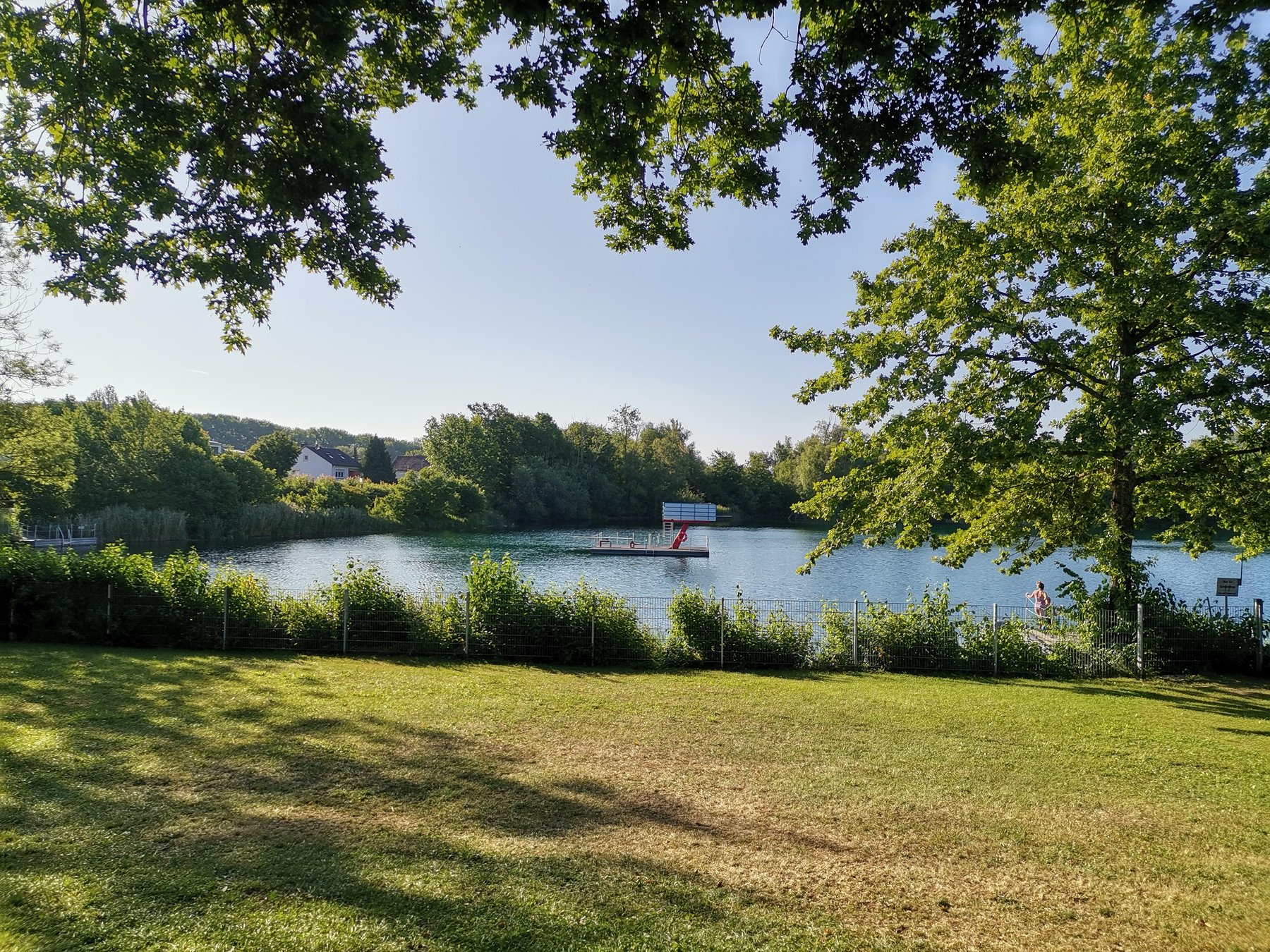 See- und Hallenbad Ausblick auf den See mit Sprungturm