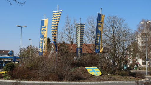 Stadt Senden - Friedensfahnen im Kreisverkehr Kemptener Straße