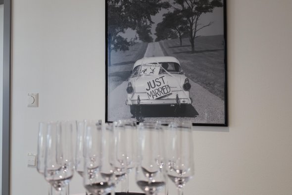 Bild mit Hochzeitsauto und Sektgläser davor